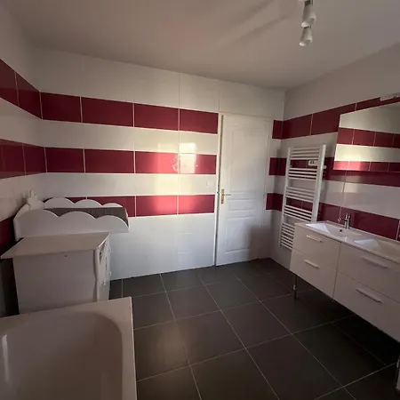 Familiale Avec Piscine Chauffee 别墅 La Lande-de-Fronsac